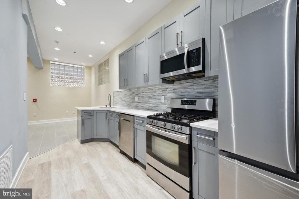 202426 E Fletcher St #1F - Photo 2 of 13