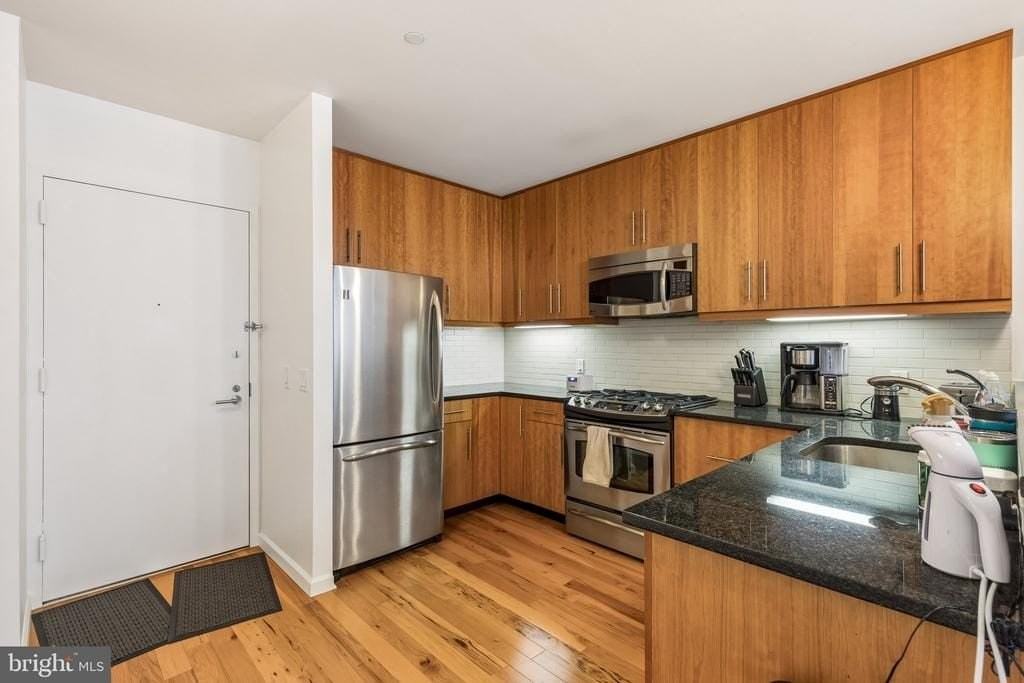 1425 Locust St #4E - Photo 7 of 26