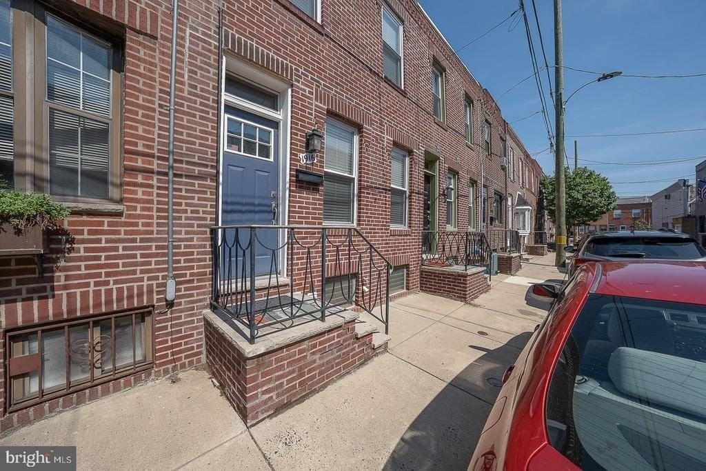 1916 S Alder St - Photo 2 of 40