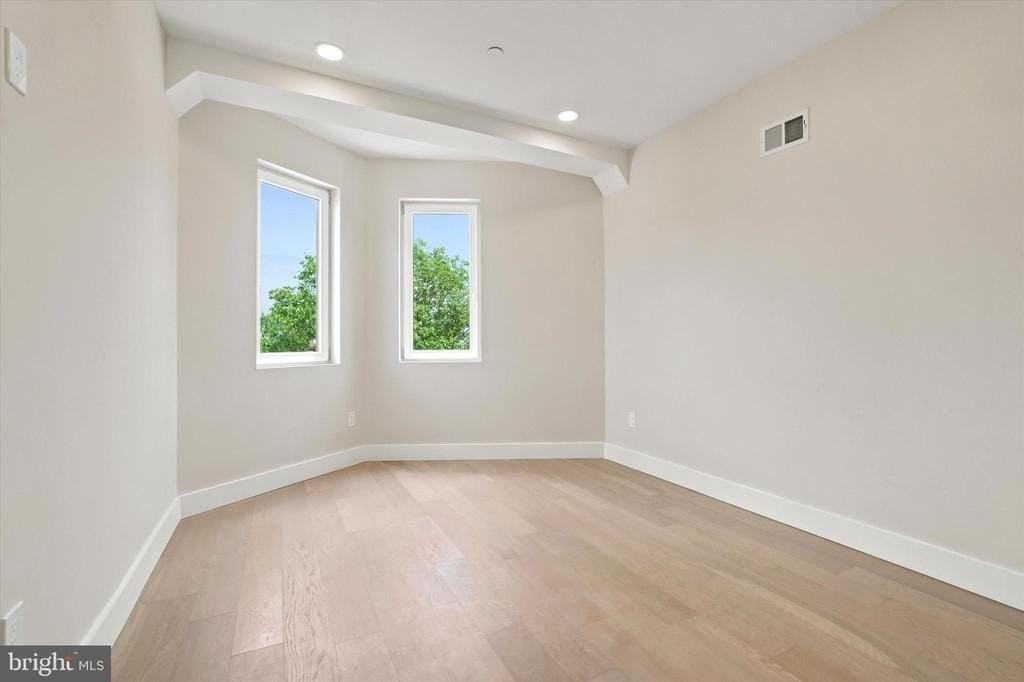 2440 E Harold St - Photo 4 of 15