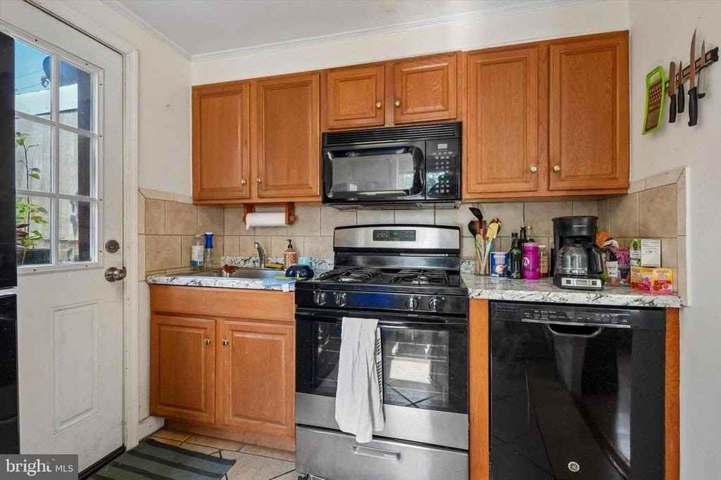 2348 Christian St - Photo 7 of 12