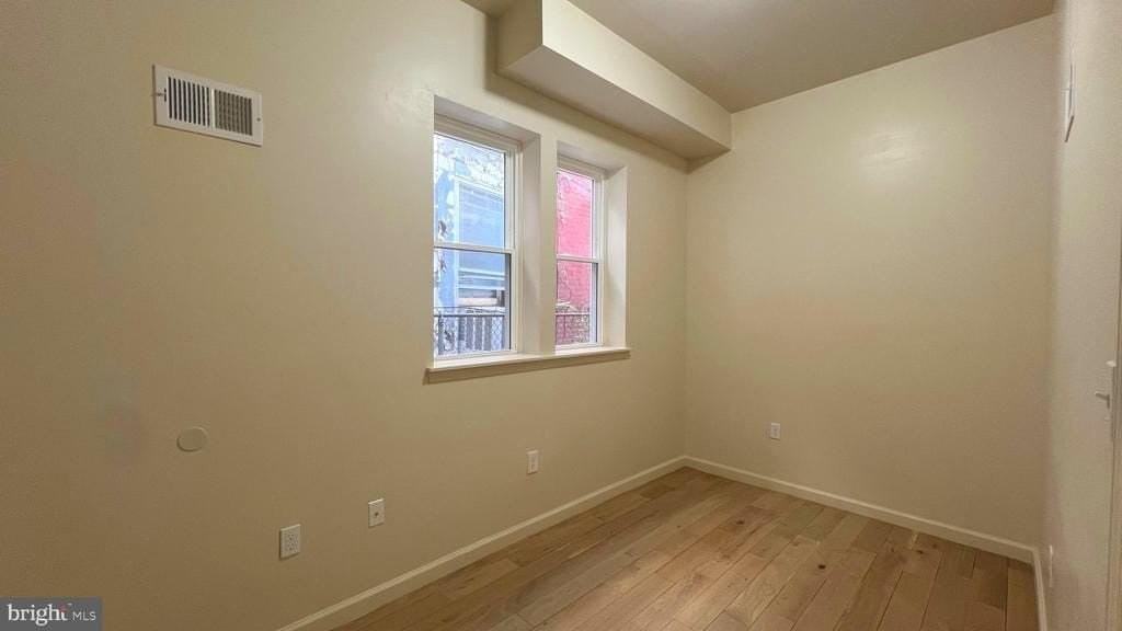 1219 W Silver St - Photo 4 of 13