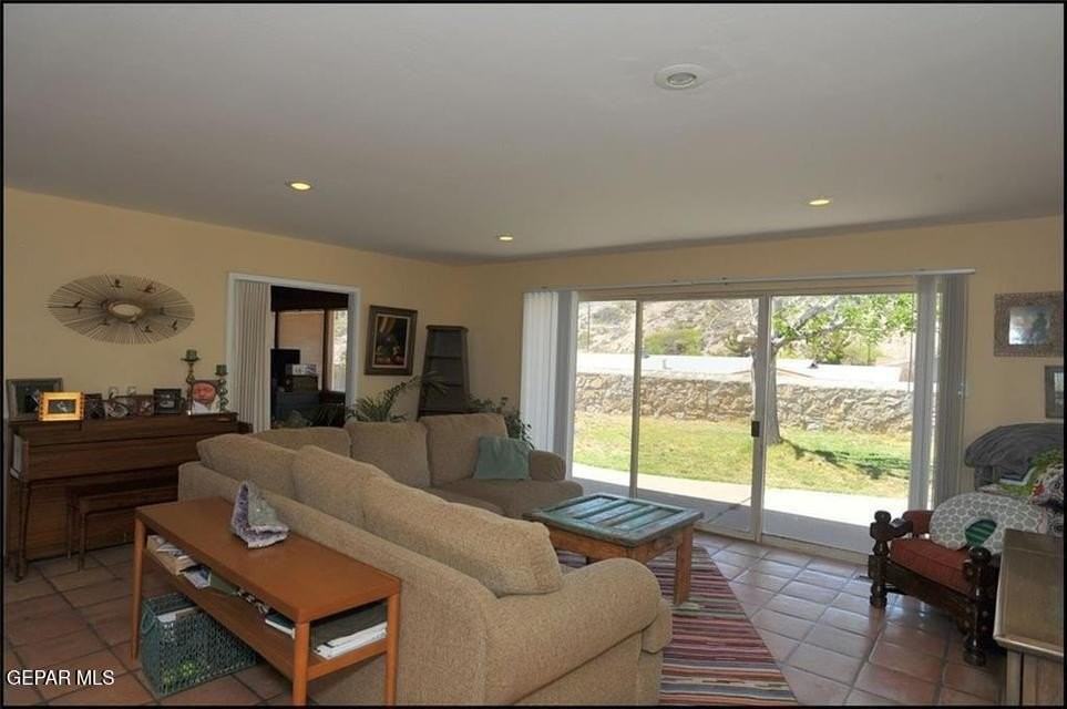 4233 Hampshire Ln - Photo 3 of 32