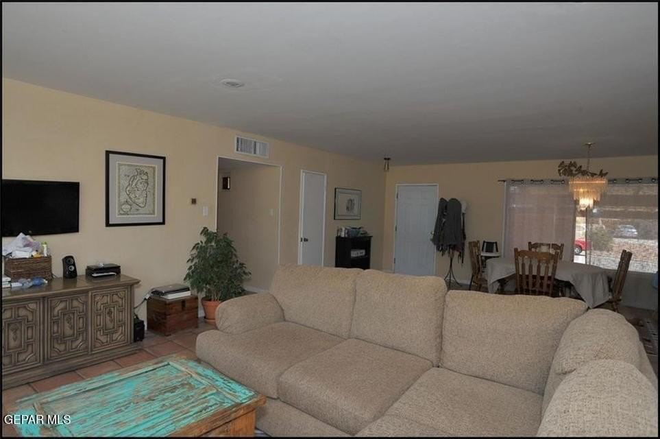 4233 Hampshire Ln - Photo 5 of 32