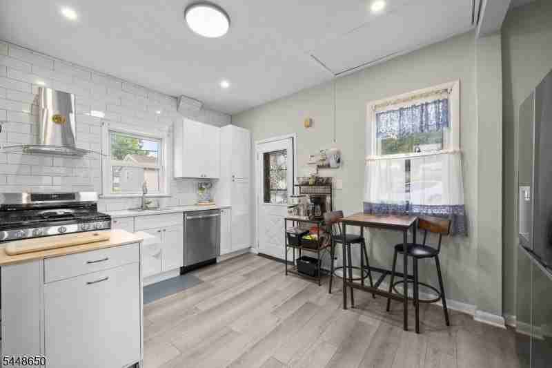 207 Van Winkle Ave - Photo 3 of 13