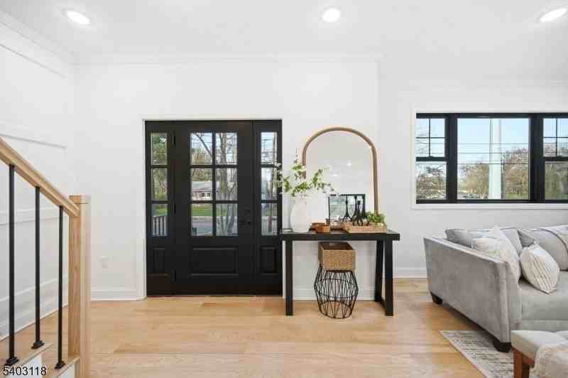 85 Kings Rd - Photo 2 of 44