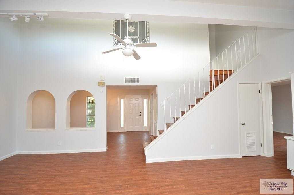 704 Zapata Ave - Photo 7 of 20