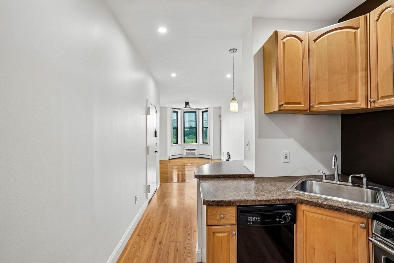 82 Manhattan Ave #6 - Photo 7 of 19