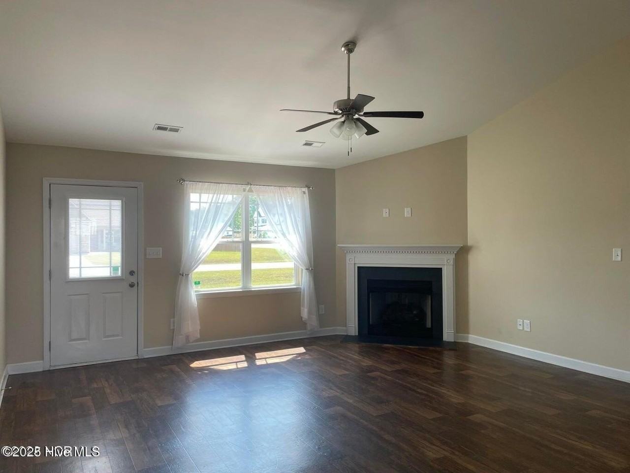 233 Breakwater Dr - Photo 2 of 12