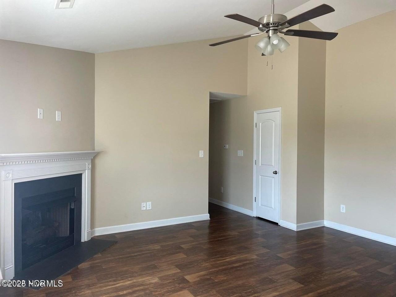 233 Breakwater Dr - Photo 3 of 12