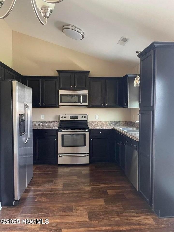 233 Breakwater Dr - Photo 4 of 12