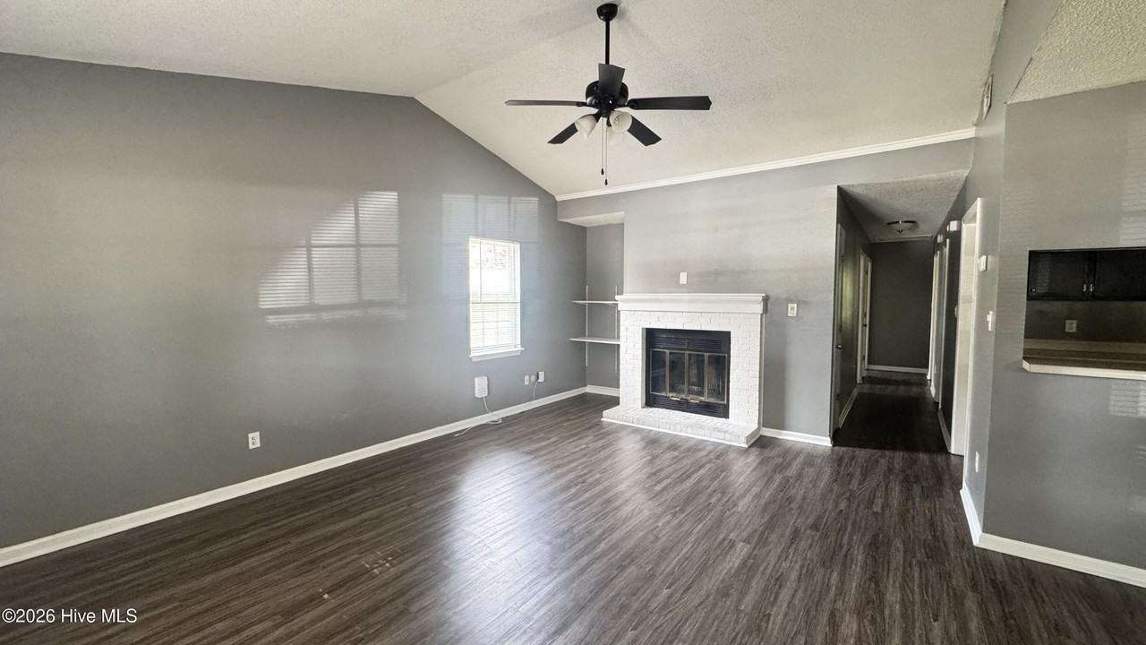 206 Wedgewood Dr - Photo 2 of 15
