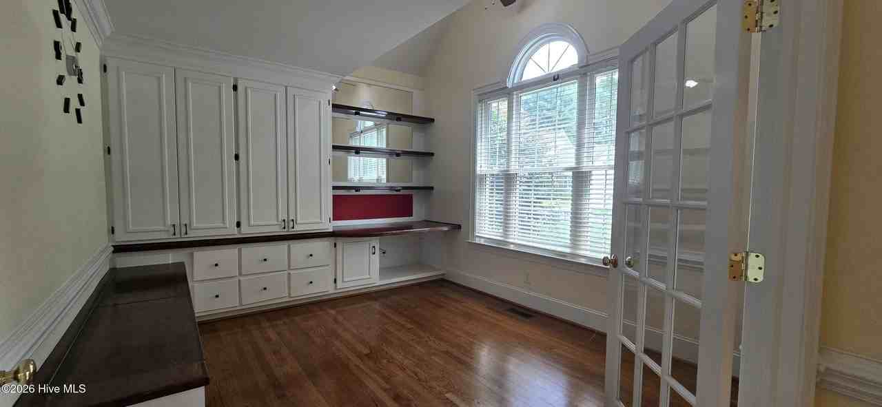 4208 Leicester Ct - Photo 4 of 40