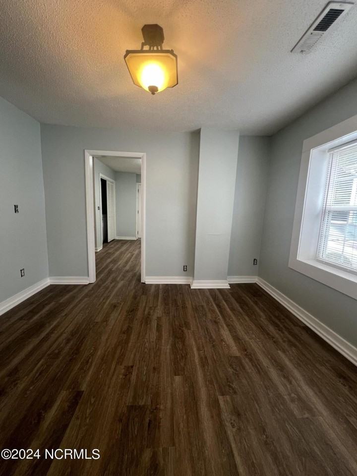 1303 King St - Photo 4 of 11