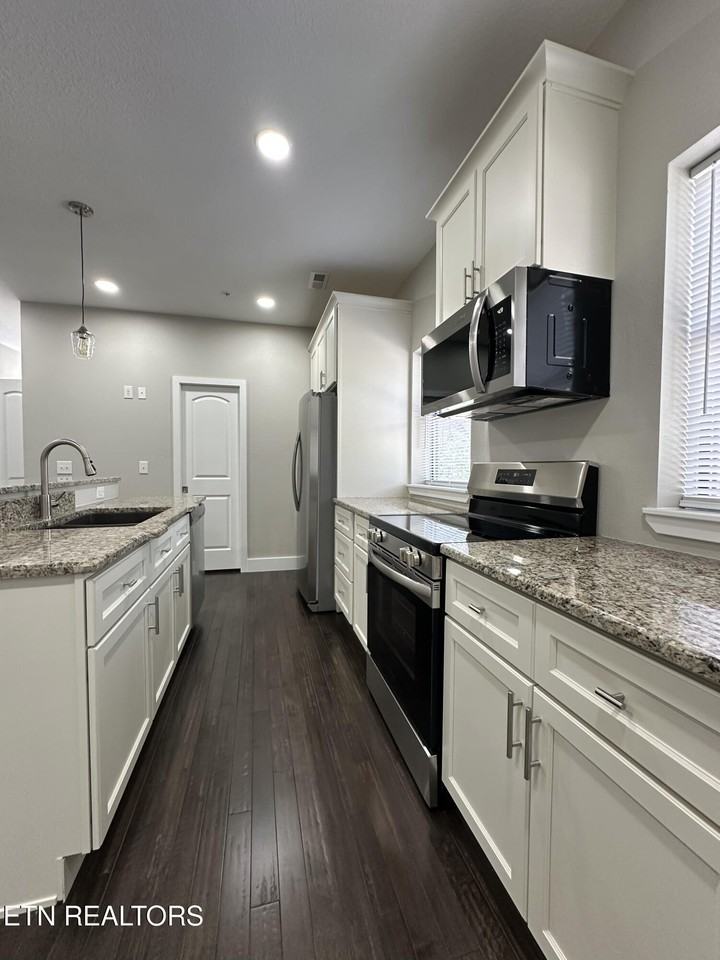 941 Luttrell St #C - Photo 3 of 25