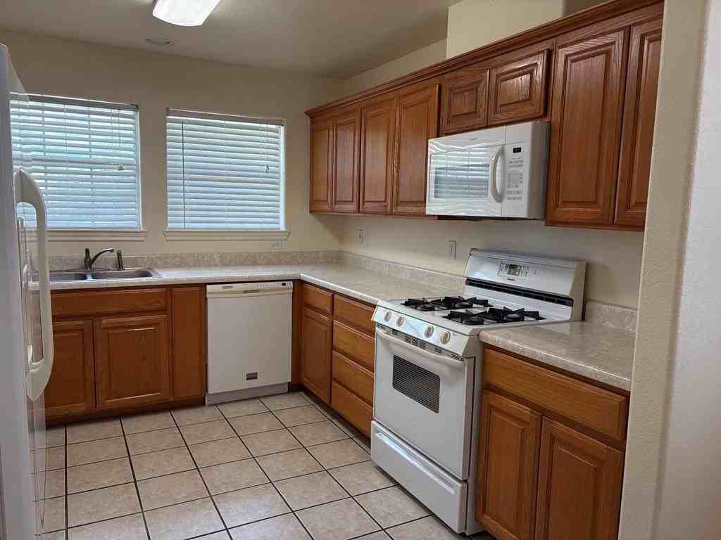 224 Coronado Cir - Photo 4 of 19