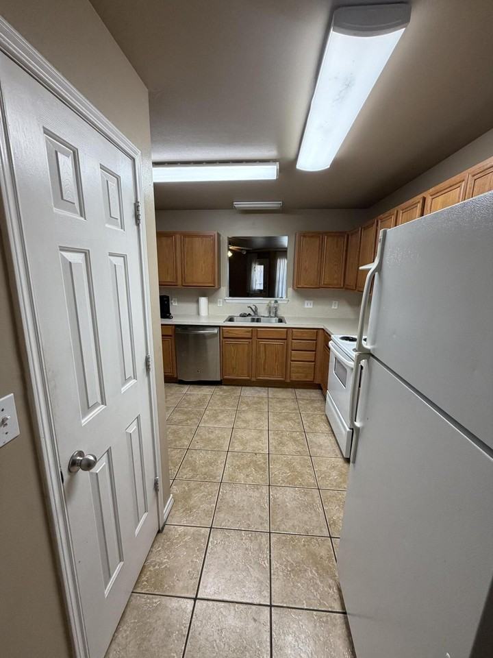 502 N Clinton Ave #B - Photo 5 of 12