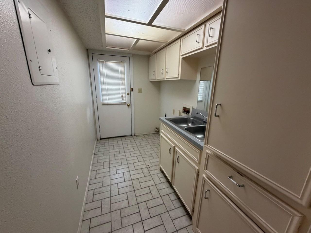 3706 25th St - Photo 5 of 8