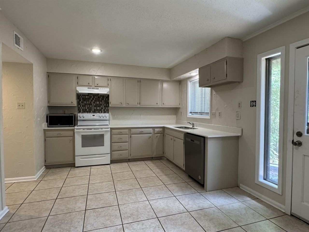 5659 Hinton Pl - Photo 4 of 15