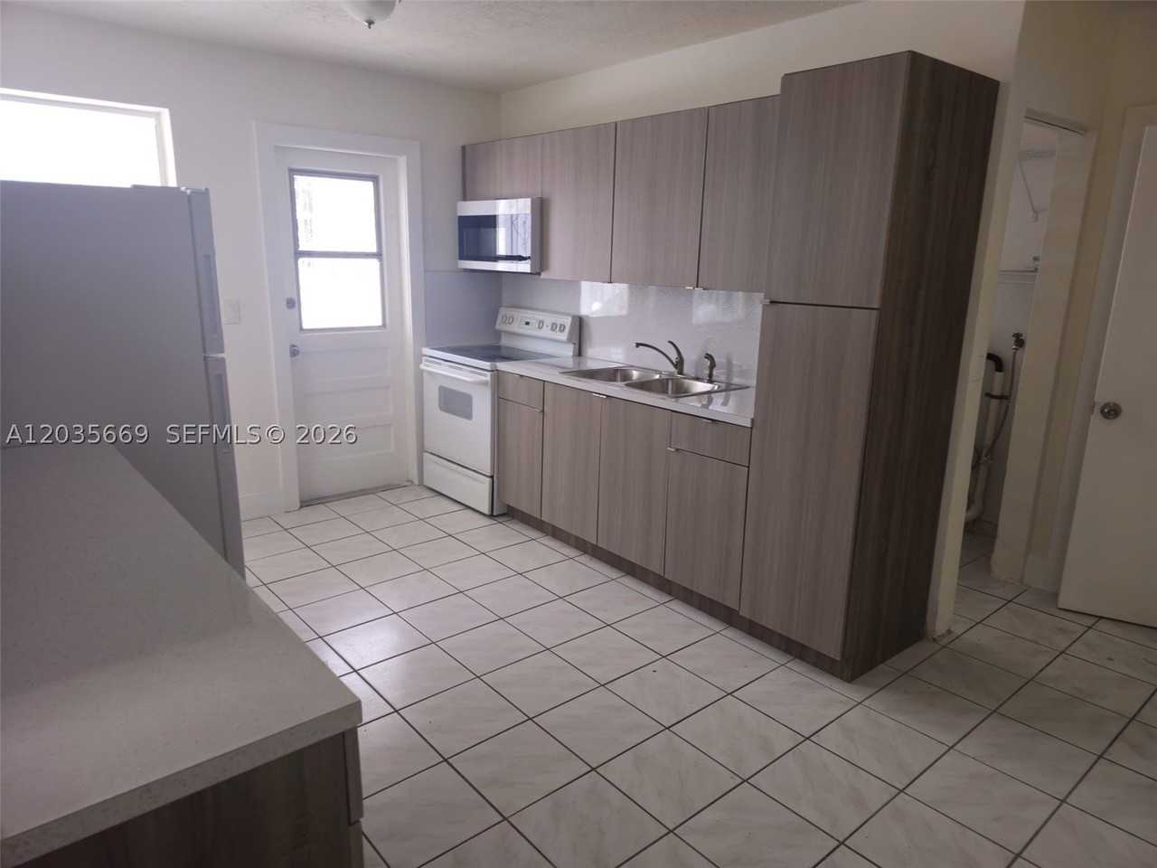 2521 Nw 13th Ave #2521 - Photo 3 of 5
