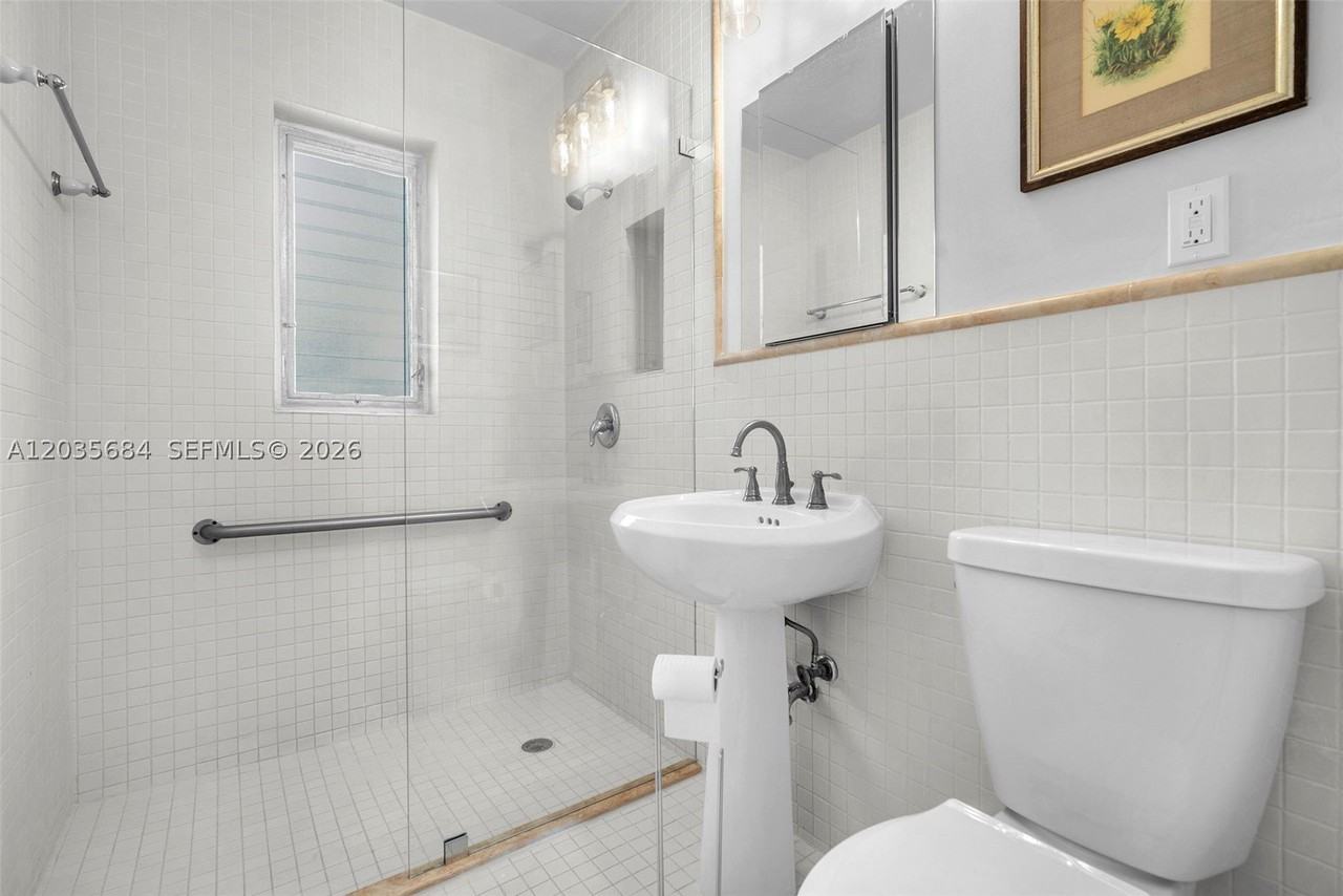 2420 Sw 21st Ave - Photo 4 of 27