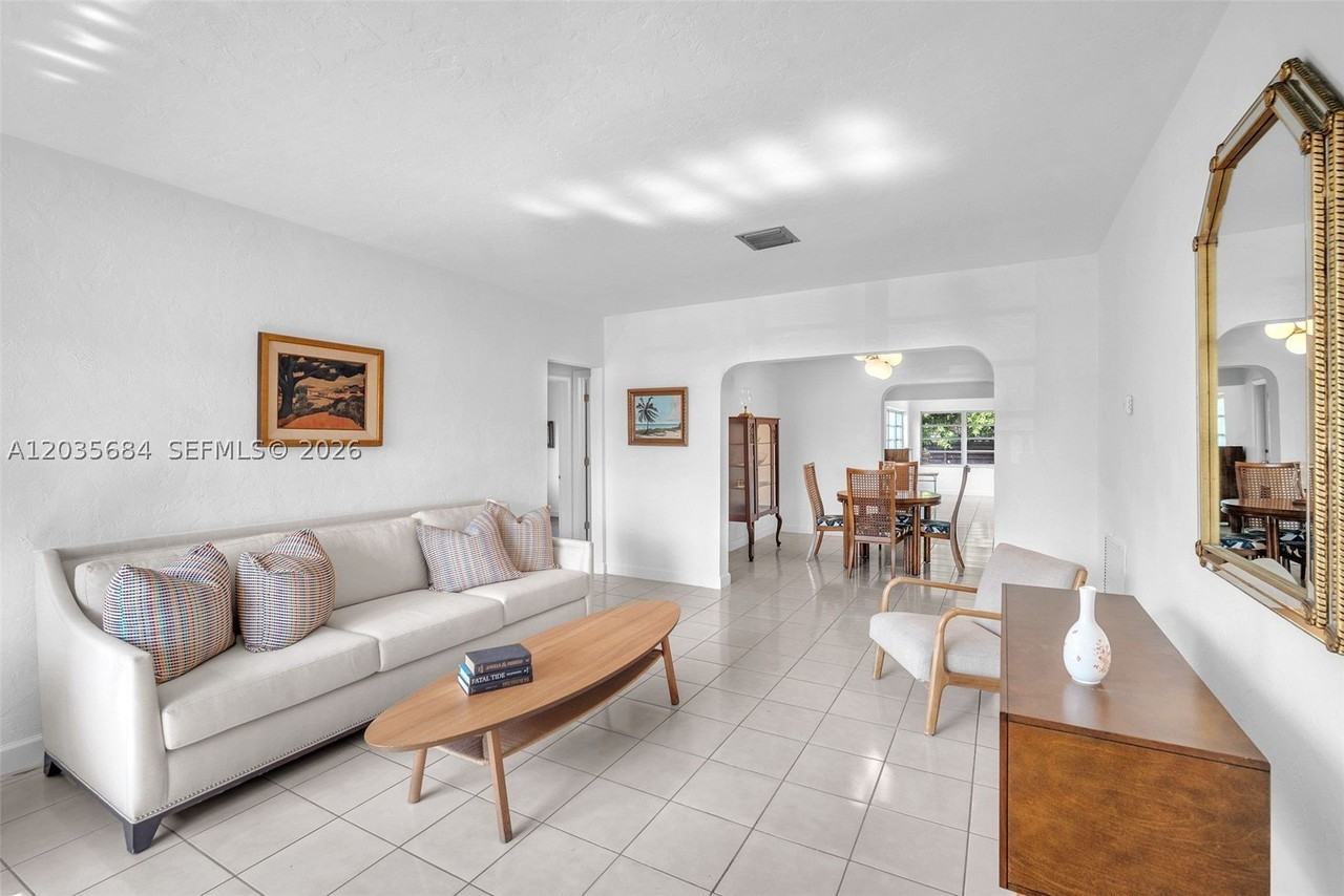 2420 Sw 21st Ave - Photo 5 of 27
