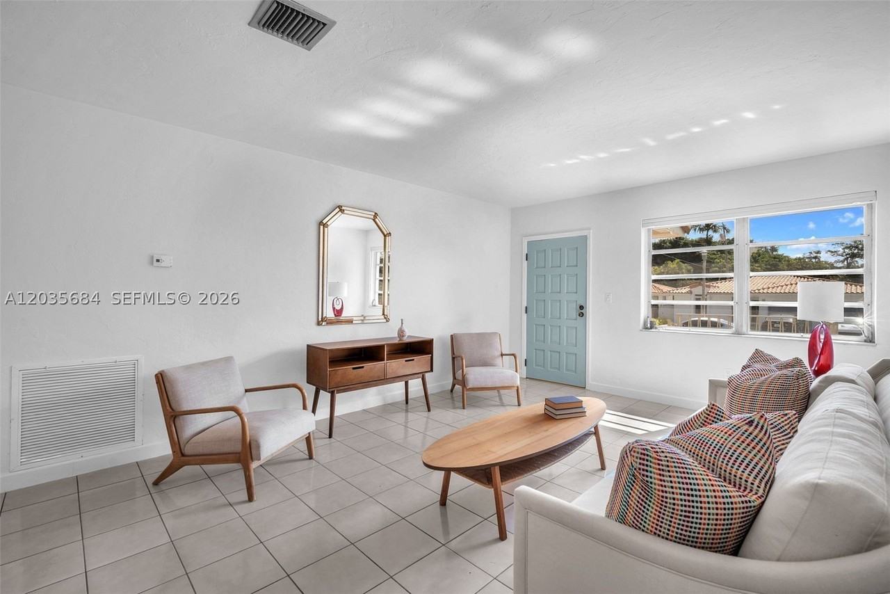 2420 Sw 21st Ave - Photo 7 of 27