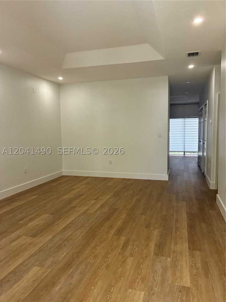 211 Sw 15th Ter - Photo 3 of 18