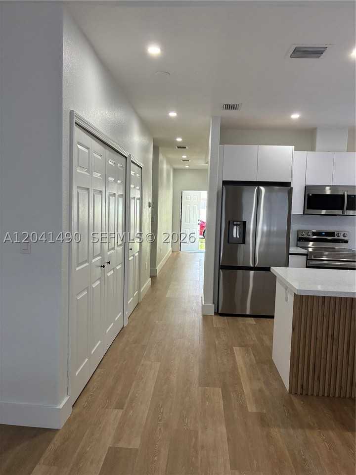 211 Sw 15th Ter - Photo 4 of 18