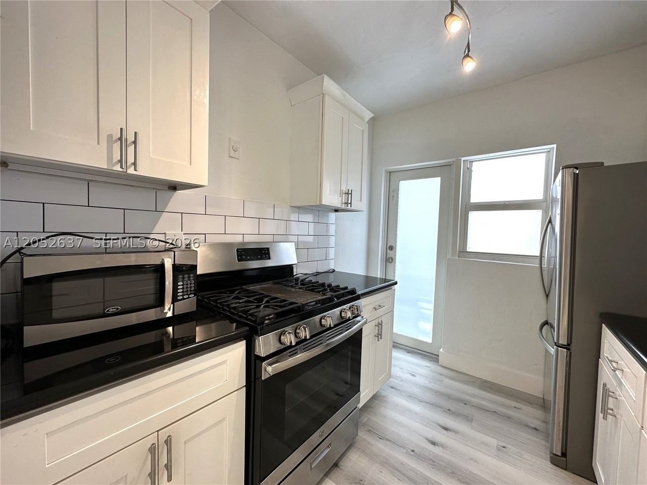 955 Bay Dr #7 - Photo 4 of 26