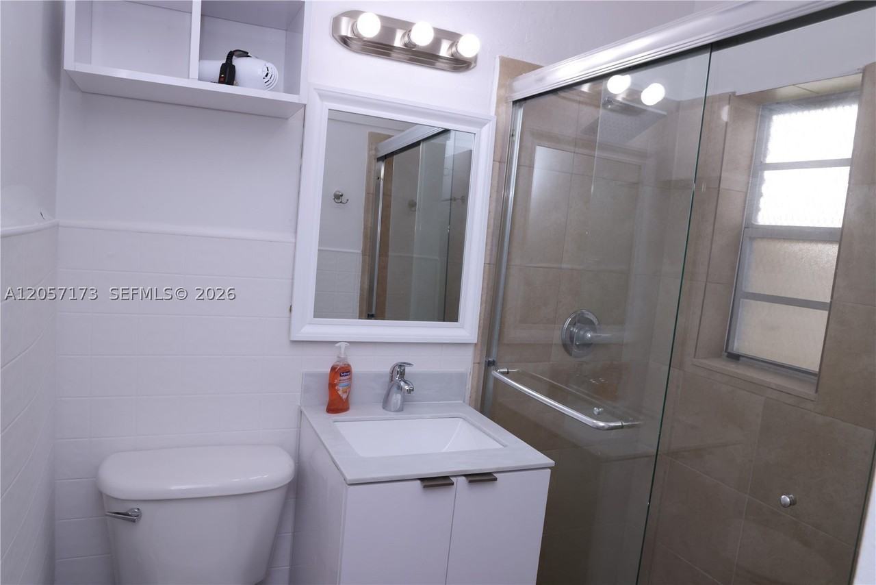 1109 Sw 37th Ave #15 - Photo 7 of 9