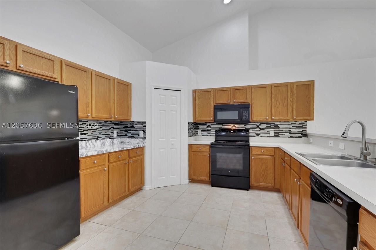 1807 Ne 28th St #0 - Photo 4 of 25