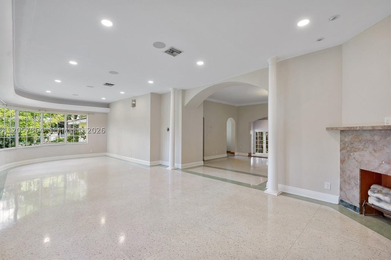 4445 N Michigan Ave - Photo 3 of 26
