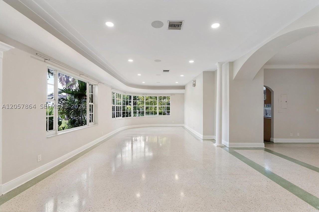 4445 N Michigan Ave - Photo 4 of 26
