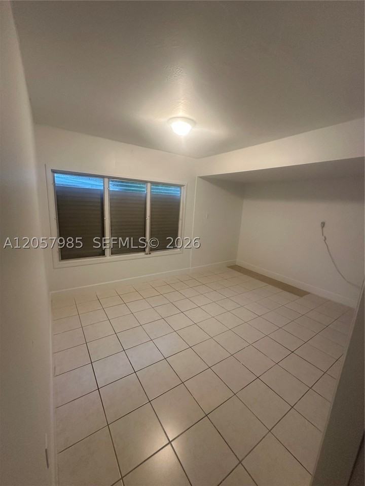3404 Sw 14th St #R - Photo 5 of 13