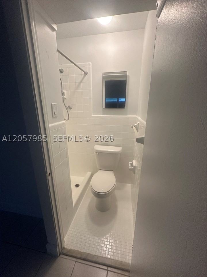 3404 Sw 14th St #R - Photo 6 of 13