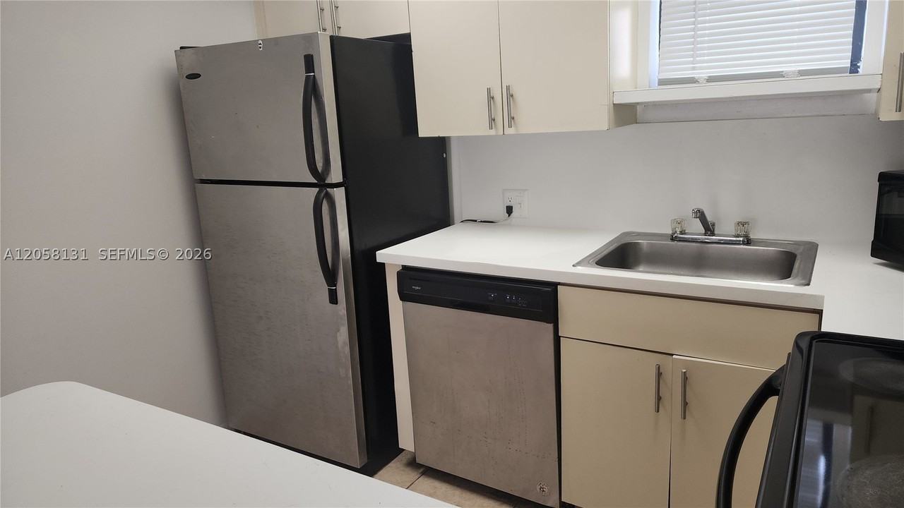 8290 Lake Dr #409 - Photo 3 of 29