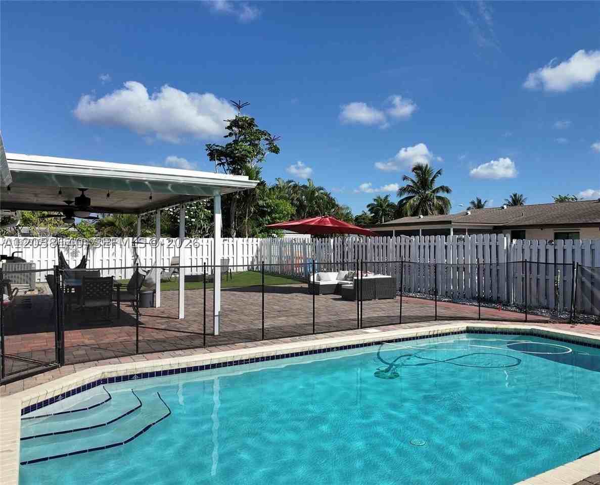 4081 Lake Dr - Photo 2 of 9