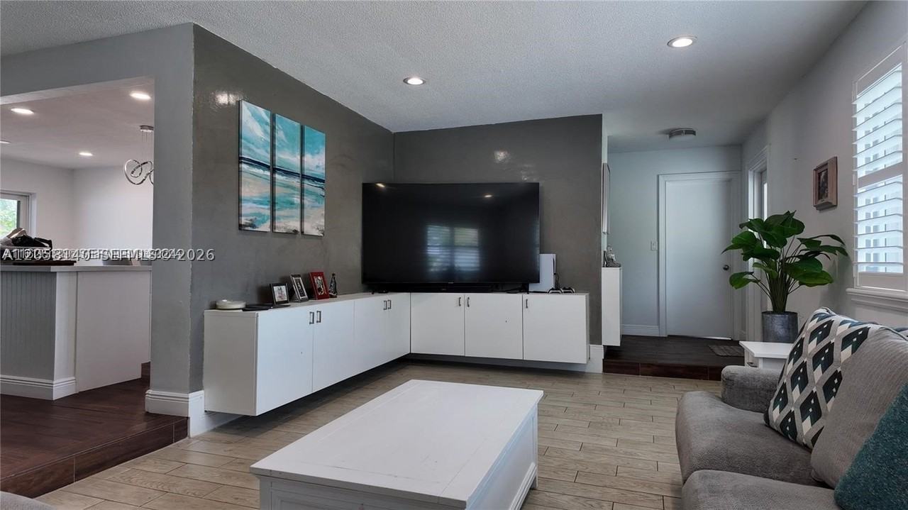 4081 Lake Dr - Photo 5 of 9