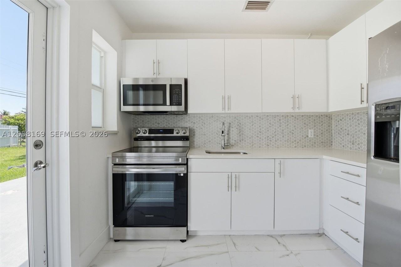 6785 Sw 17th St - Photo 4 of 15