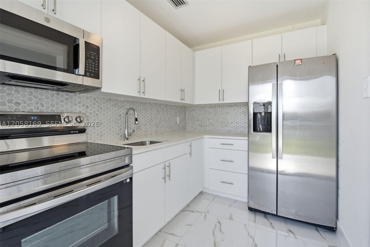 6785 Sw 17th St - Photo 5 of 15