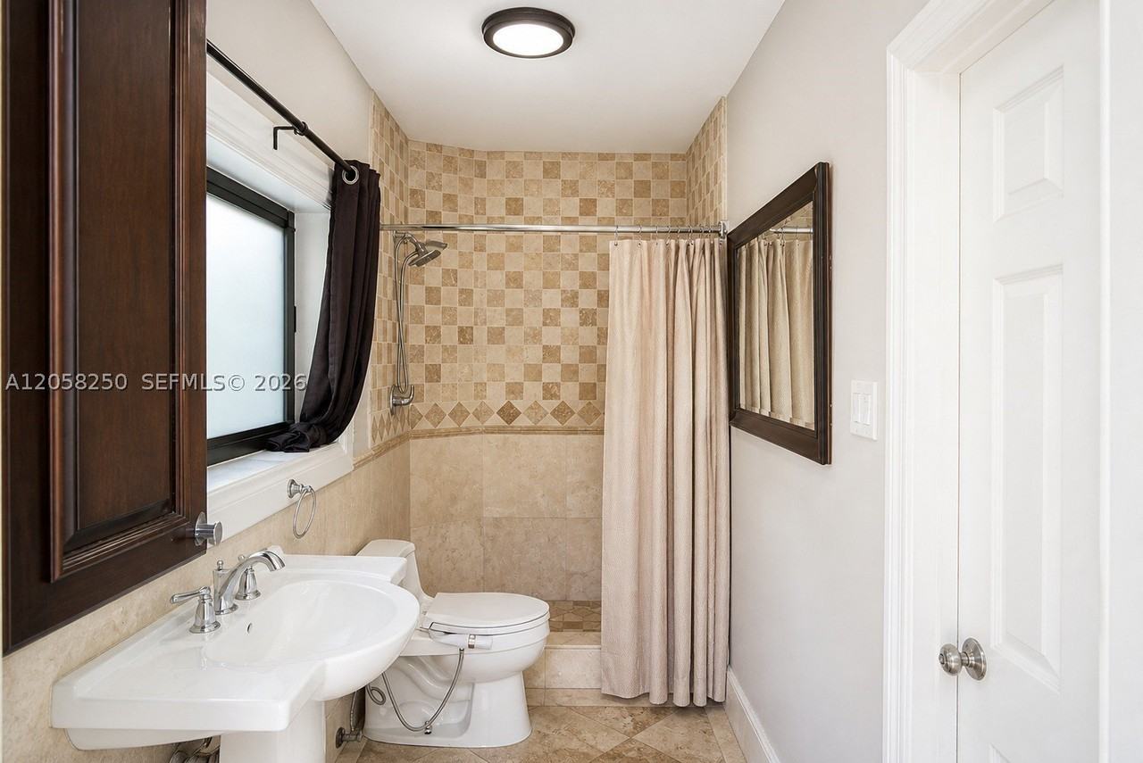 3208 Beacon St - Photo 4 of 23