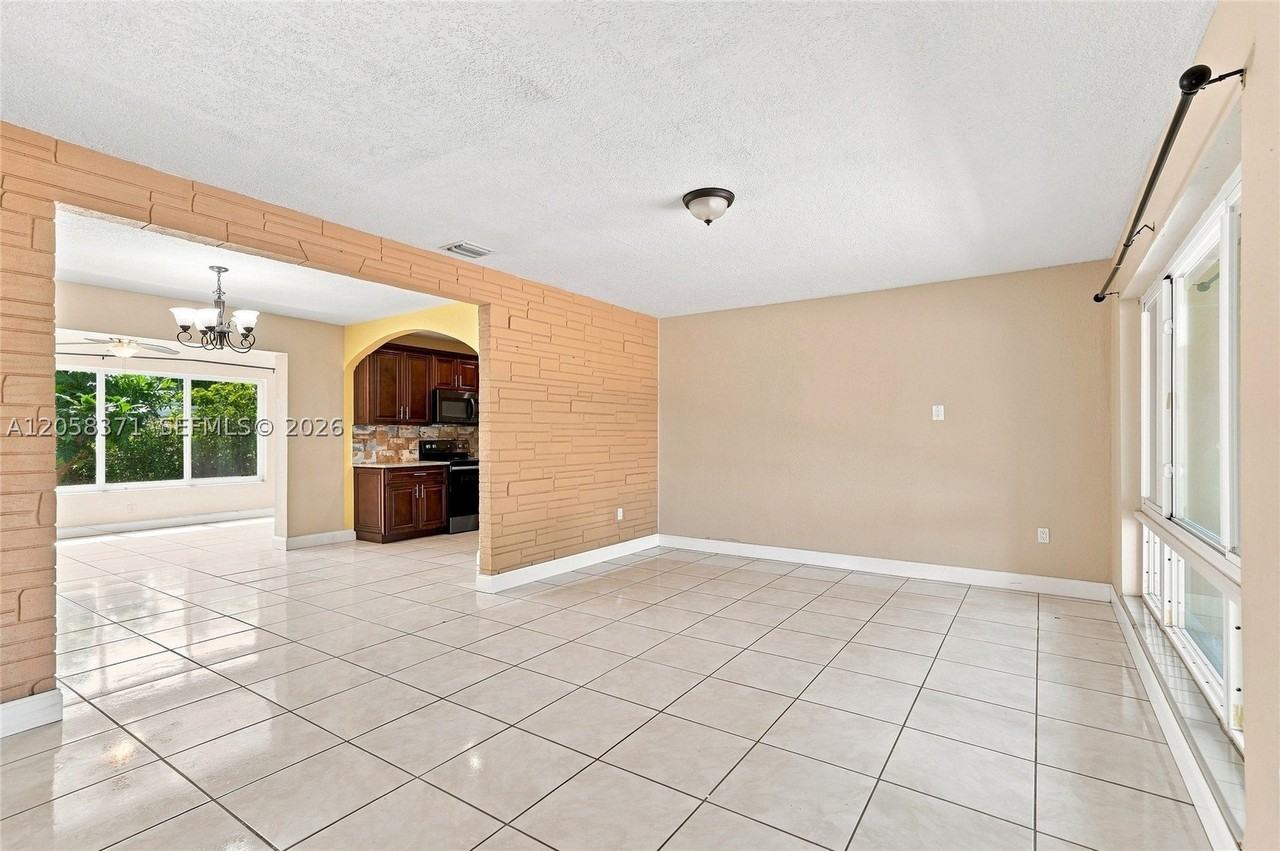 2220 De Soto Dr - Photo 4 of 32