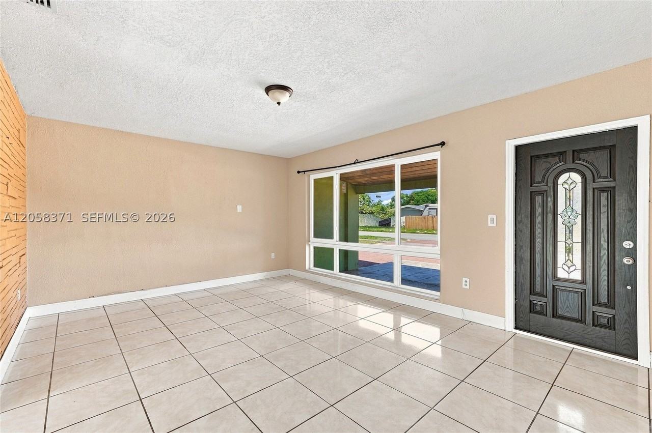 2220 De Soto Dr - Photo 5 of 32
