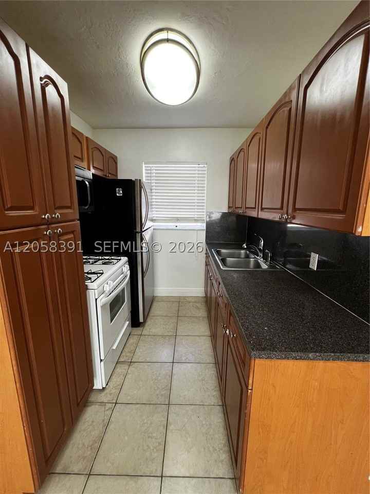 2072 Ne 169th St #8 - Photo 5 of 17