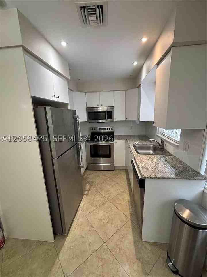1061 Ne 34th St #3 - Photo 5 of 17