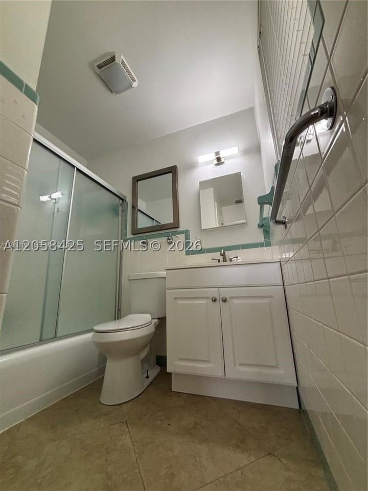 1061 Ne 34th St #3 - Photo 7 of 17