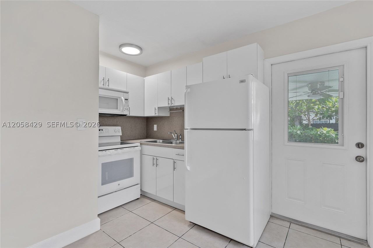 2309 Sw 62nd Ave #A - Photo 5 of 14