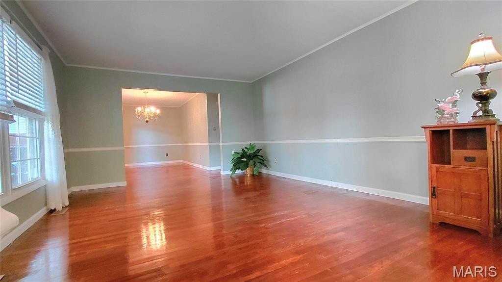 874 Hollyridge Dr - Photo 5 of 32