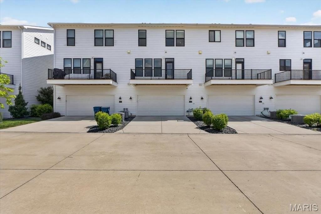8933 Eager Rd - Photo 2 of 33